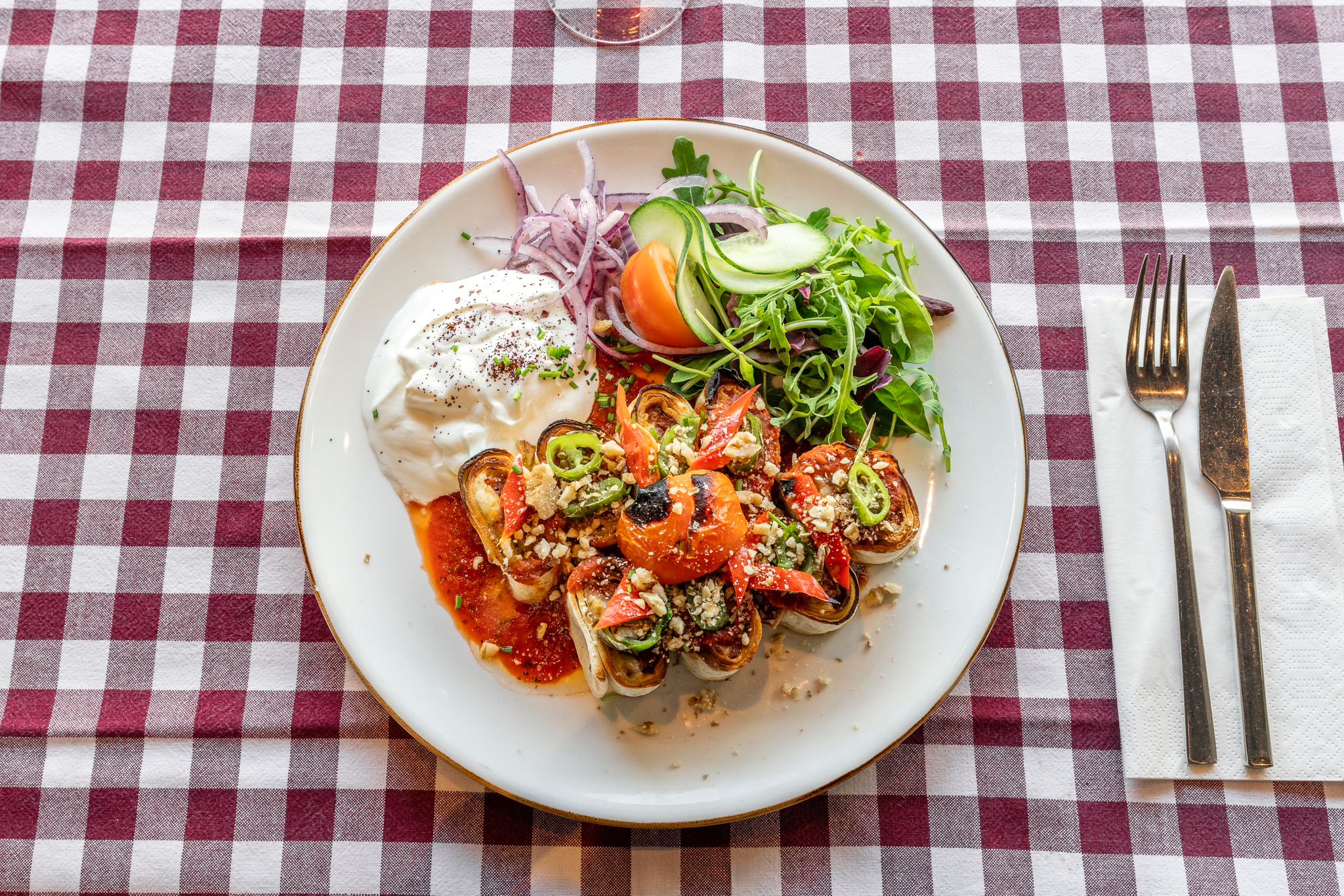 Grillad aubergine med yoghurt och sallad