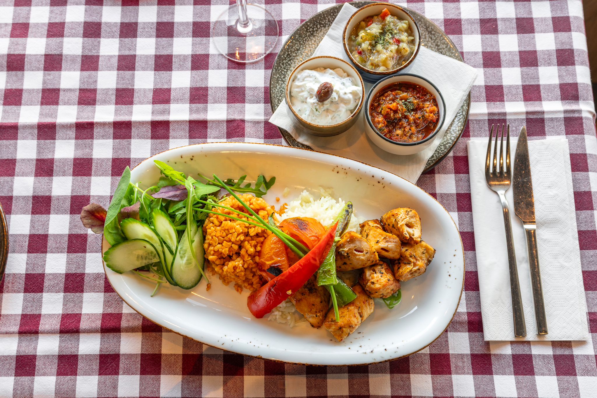 Kycklingspett med bulgur och meze