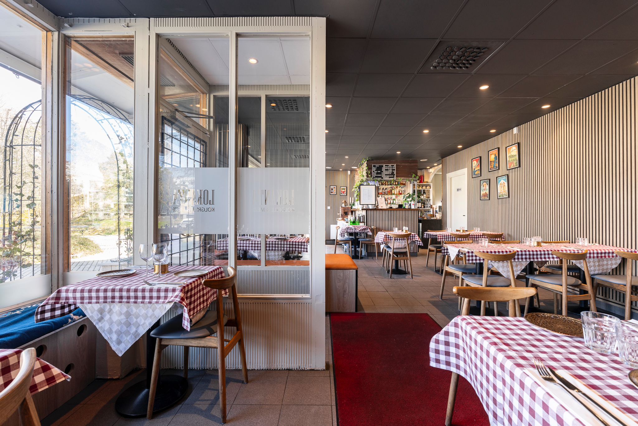 Restaurangens interiör med uteservering